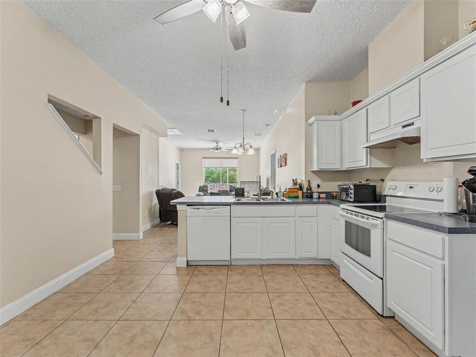 For Sale: $500,000 (5 beds, 3 baths, 2290 Square Feet)