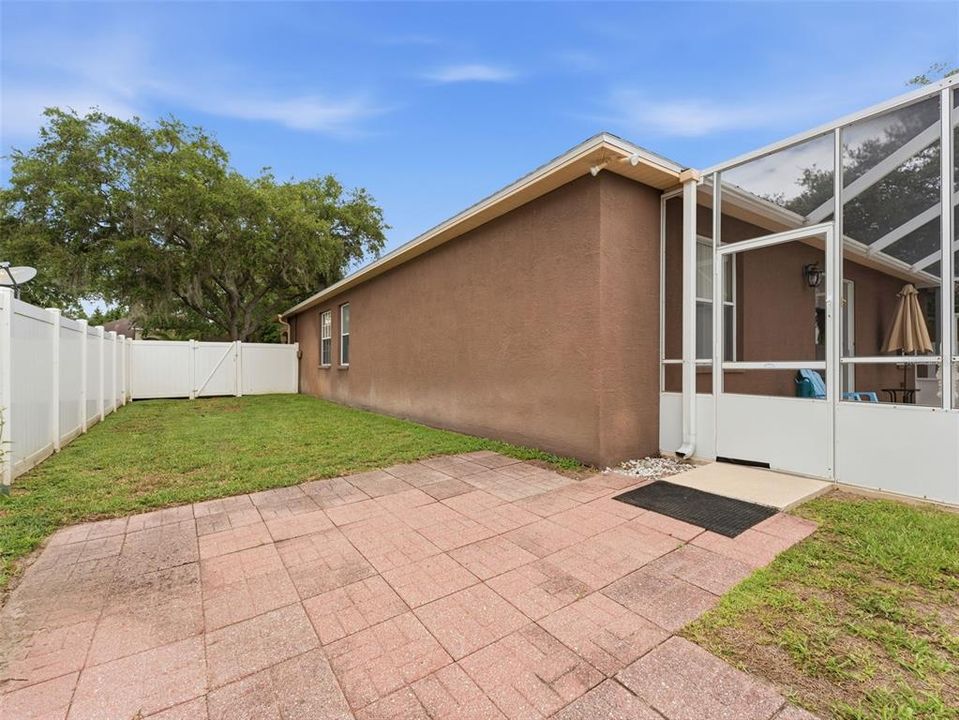 For Sale: $500,000 (5 beds, 3 baths, 2290 Square Feet)