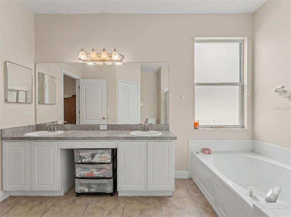 For Sale: $500,000 (5 beds, 3 baths, 2290 Square Feet)