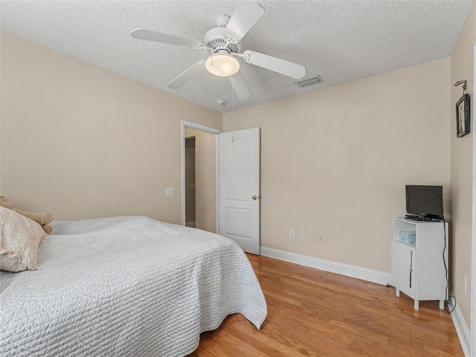 For Sale: $500,000 (5 beds, 3 baths, 2290 Square Feet)