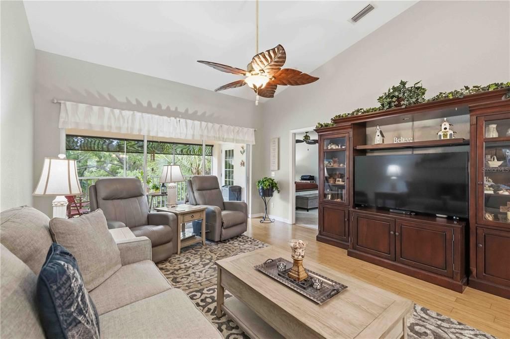 For Sale: $210,000 (2 beds, 2 baths, 1227 Square Feet)