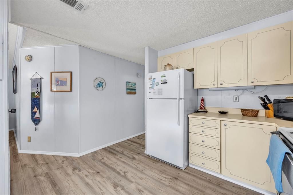 For Sale: $125,000 (2 beds, 2 baths, 1100 Square Feet)