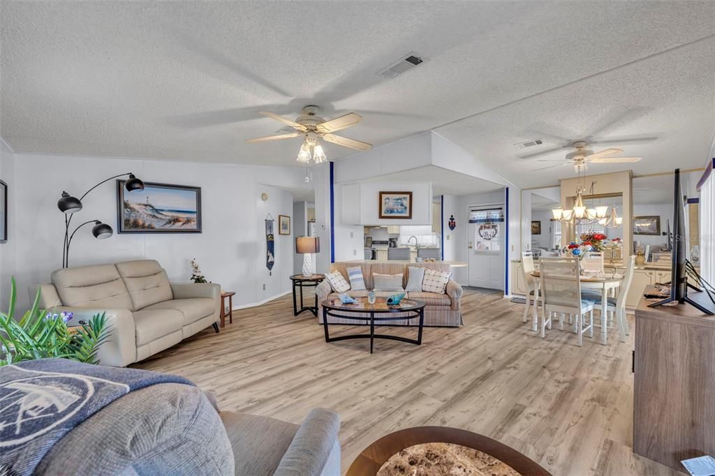 For Sale: $125,000 (2 beds, 2 baths, 1100 Square Feet)