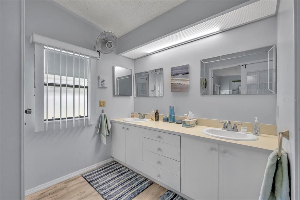 For Sale: $125,000 (2 beds, 2 baths, 1100 Square Feet)