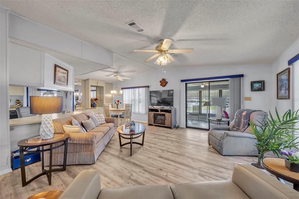 For Sale: $125,000 (2 beds, 2 baths, 1100 Square Feet)