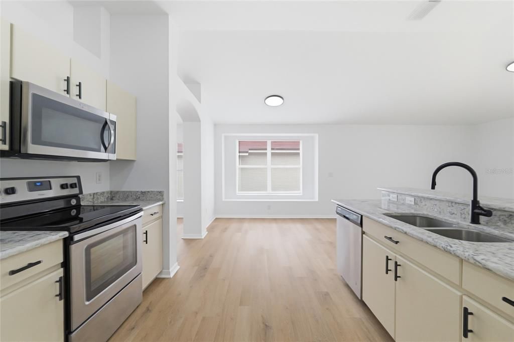 En Venta: $349,000 (4 camas, 3 baños, 1865 Pies cuadrados)