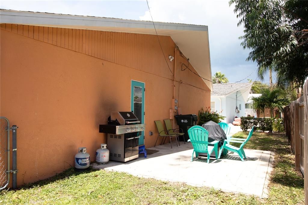 For Rent: $2,000 (3 beds, 1 baths, 1200 Square Feet)
