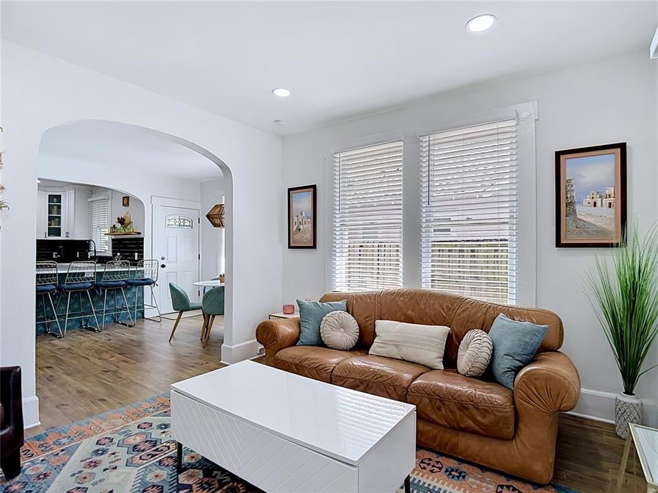 En Venta: $525,000 (4 camas, 2 baños, 1430 Pies cuadrados)