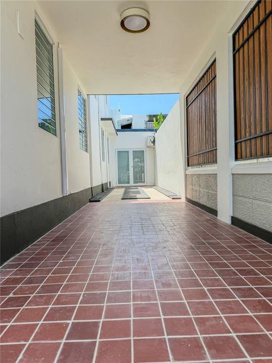 For Sale: $1,219,000 (6 beds, 2 baths, 1147 Square Feet)