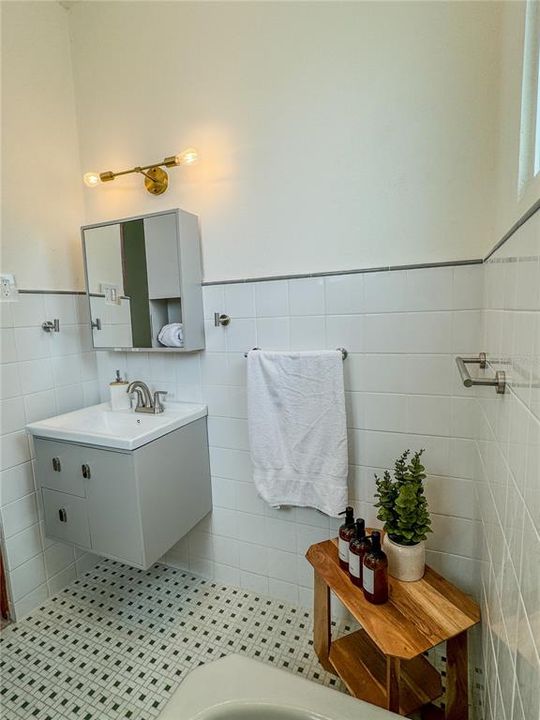For Sale: $1,219,000 (6 beds, 2 baths, 1147 Square Feet)