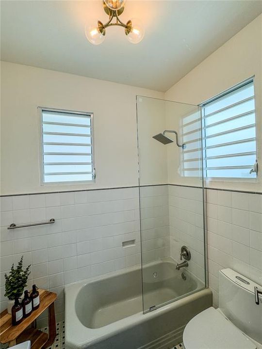 For Sale: $1,219,000 (6 beds, 2 baths, 1147 Square Feet)