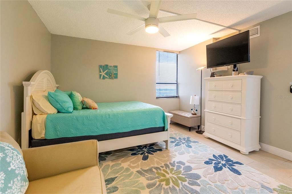 В аренду: $4,500 (2 спален, 2 ванн, 1165 Квадратных фут)