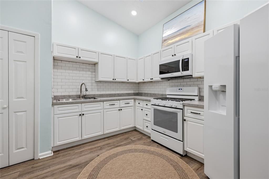 For Sale: $179,900 (3 beds, 2 baths, 976 Square Feet)