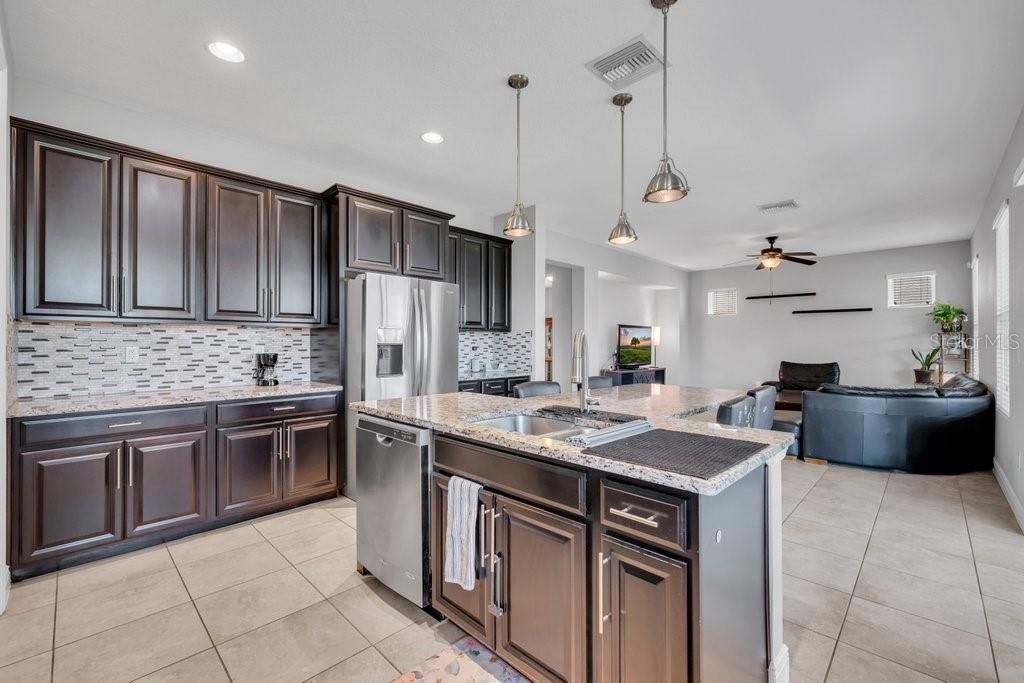 En Venta: $599,900 (4 camas, 3 baños, 2857 Pies cuadrados)