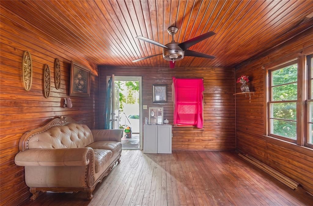 For Sale: $89,900 (2 beds, 1 baths, 724 Square Feet)