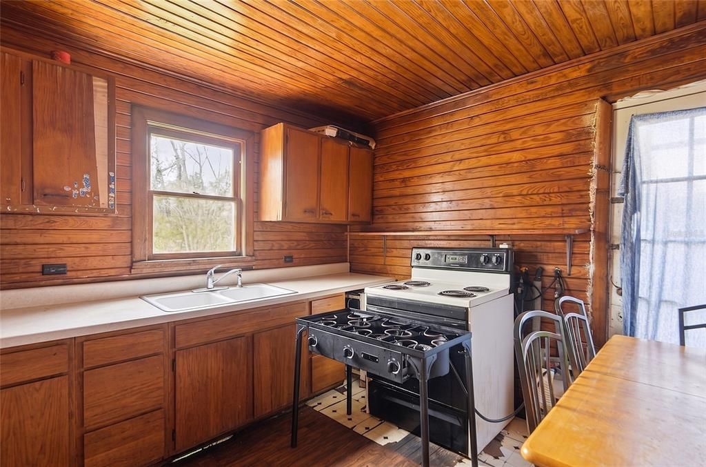 For Sale: $89,900 (2 beds, 1 baths, 724 Square Feet)