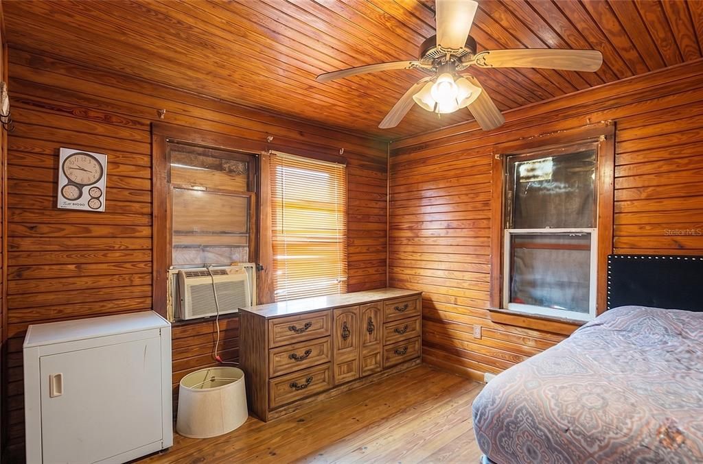 For Sale: $89,900 (2 beds, 1 baths, 724 Square Feet)