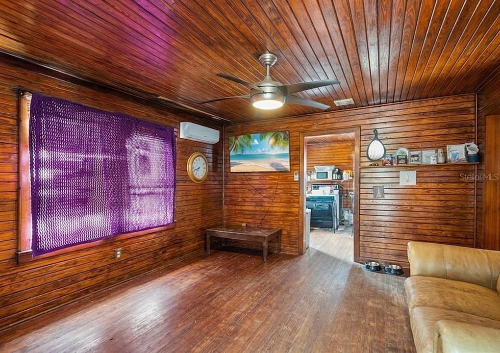 For Sale: $89,900 (2 beds, 1 baths, 724 Square Feet)