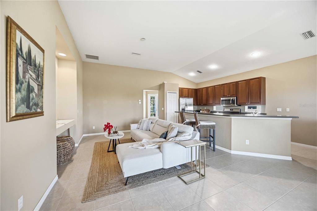 For Sale: $285,000 (2 beds, 2 baths, 1606 Square Feet)