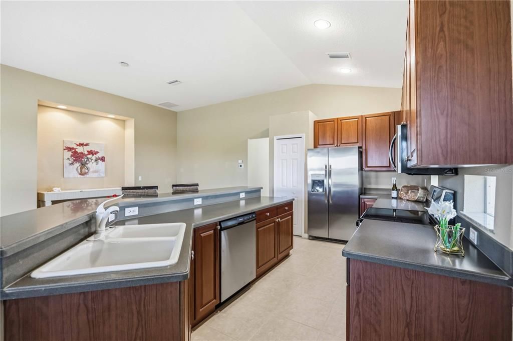 For Sale: $285,000 (2 beds, 2 baths, 1606 Square Feet)