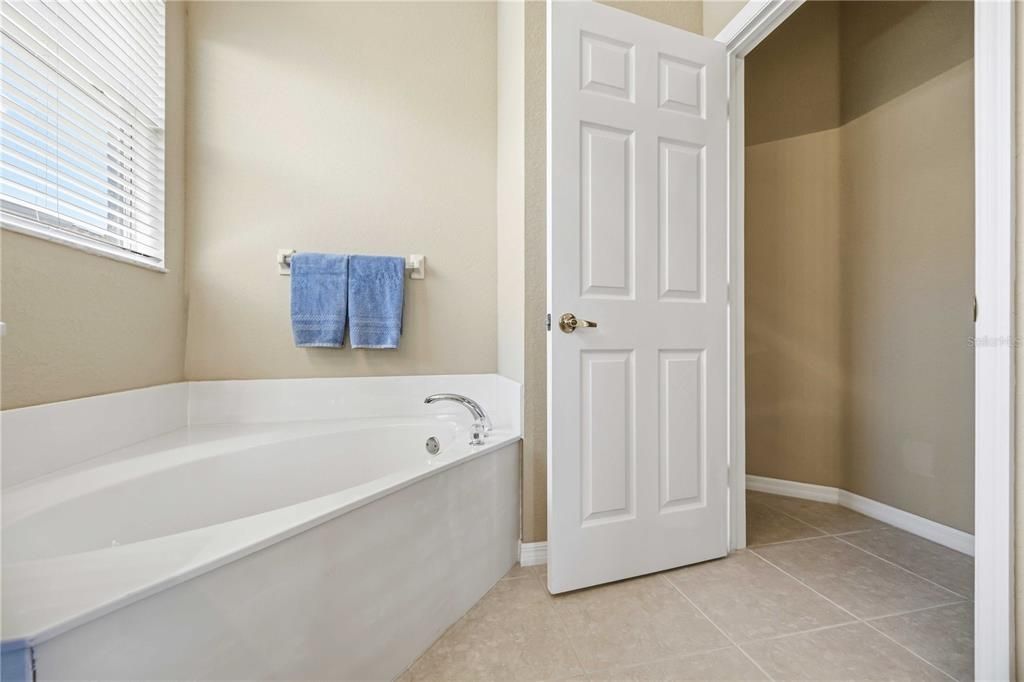 For Sale: $285,000 (2 beds, 2 baths, 1606 Square Feet)