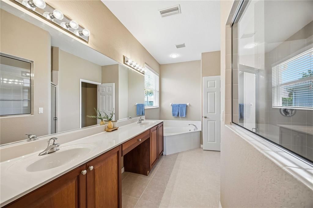For Sale: $285,000 (2 beds, 2 baths, 1606 Square Feet)