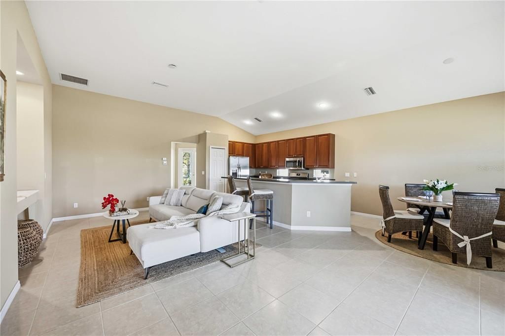 For Sale: $285,000 (2 beds, 2 baths, 1606 Square Feet)