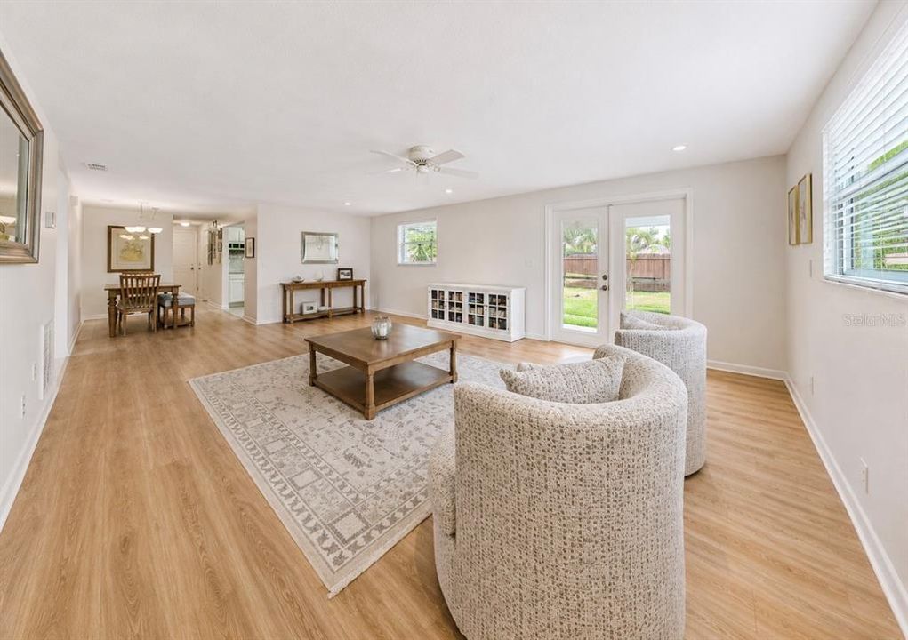 Active With Contract: $329,900 (3 beds, 2 baths, 1433 Square Feet)