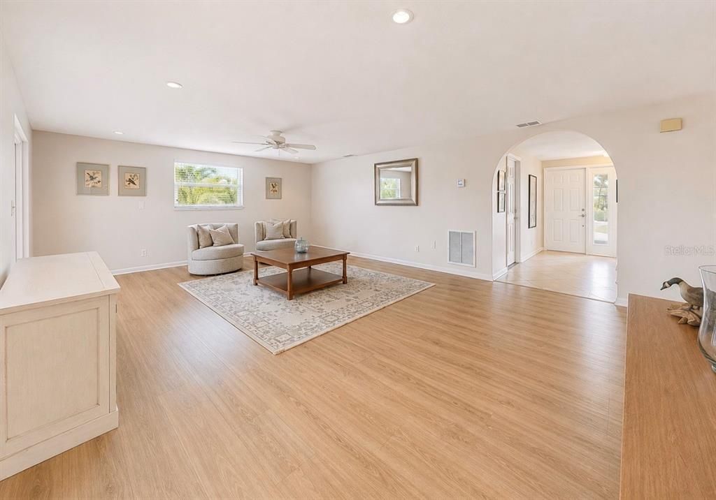 Active With Contract: $329,900 (3 beds, 2 baths, 1433 Square Feet)