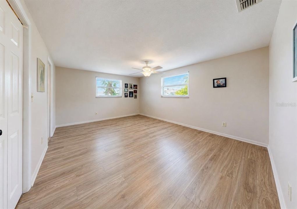 Active With Contract: $329,900 (3 beds, 2 baths, 1433 Square Feet)