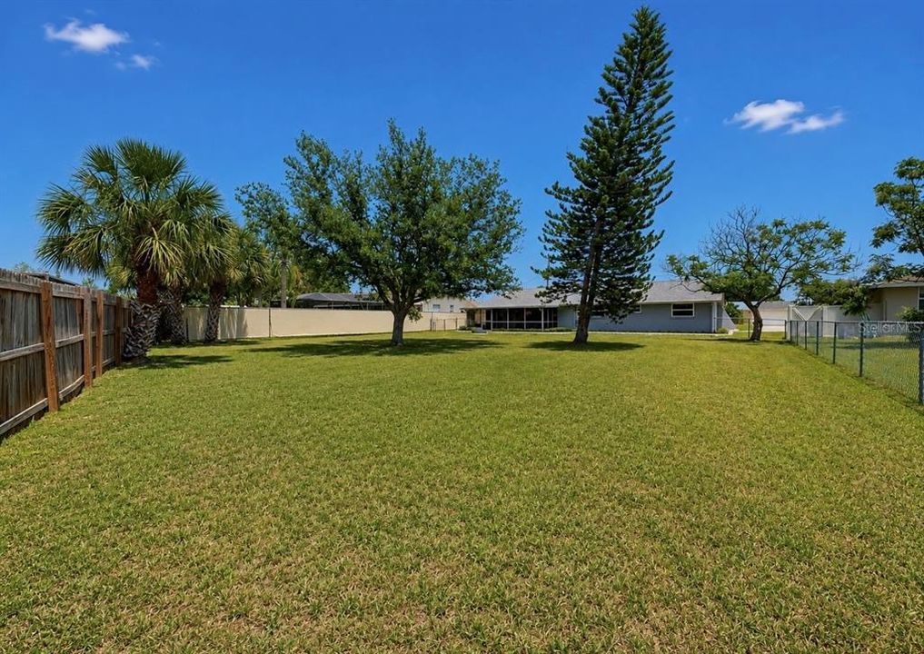 Active With Contract: $329,900 (3 beds, 2 baths, 1433 Square Feet)