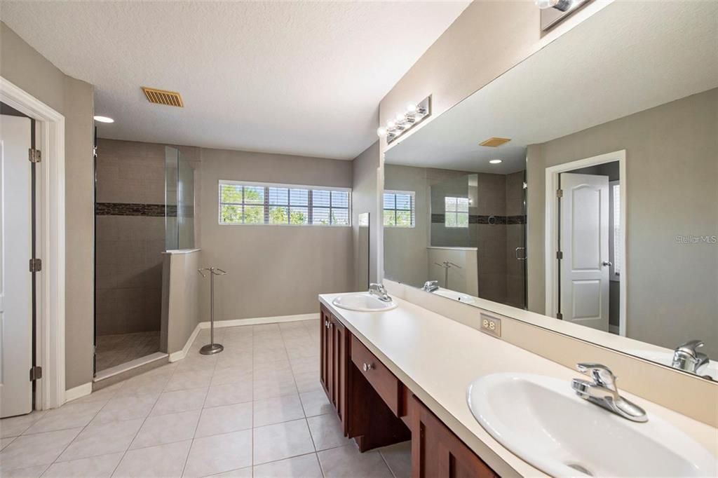 For Rent: $2,595 (4 beds, 2 baths, 2460 Square Feet)
