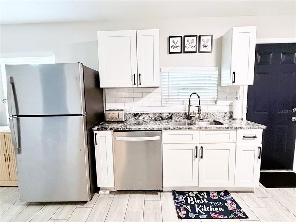 For Rent: $5,000 (2 beds, 2 baths, 1050 Square Feet)