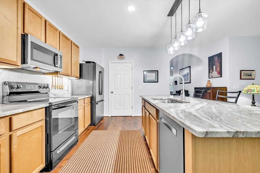 На продажу: $299,900 (3 спален, 2 ванн, 1690 Квадратных фут)