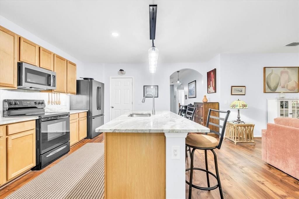На продажу: $299,900 (3 спален, 2 ванн, 1690 Квадратных фут)