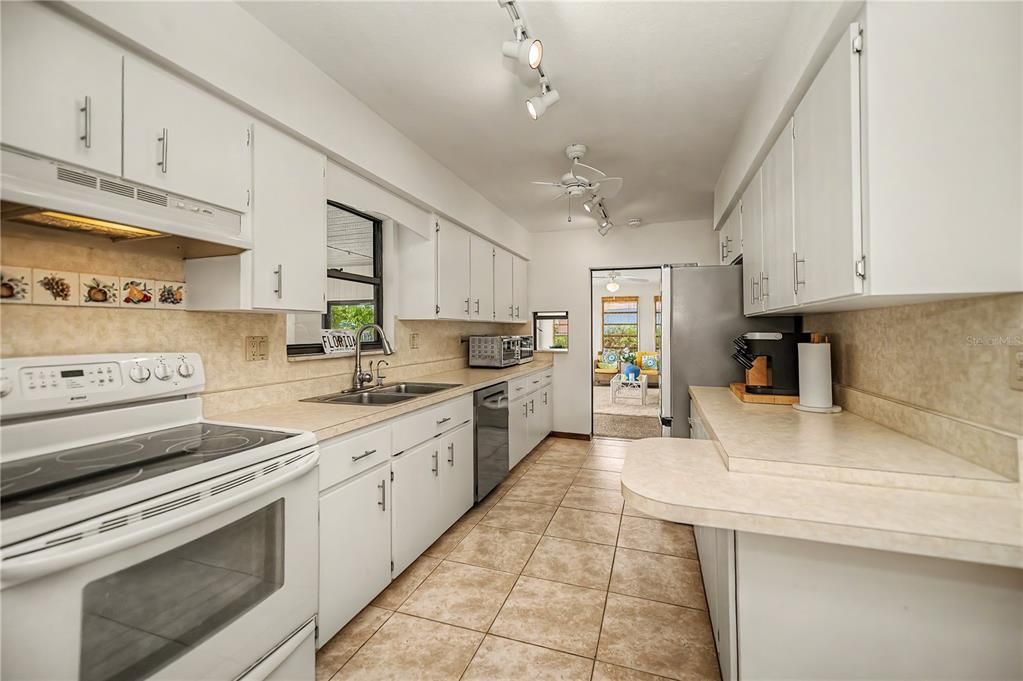 For Sale: $425,000 (3 beds, 2 baths, 1644 Square Feet)