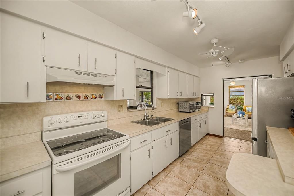 For Sale: $425,000 (3 beds, 2 baths, 1644 Square Feet)