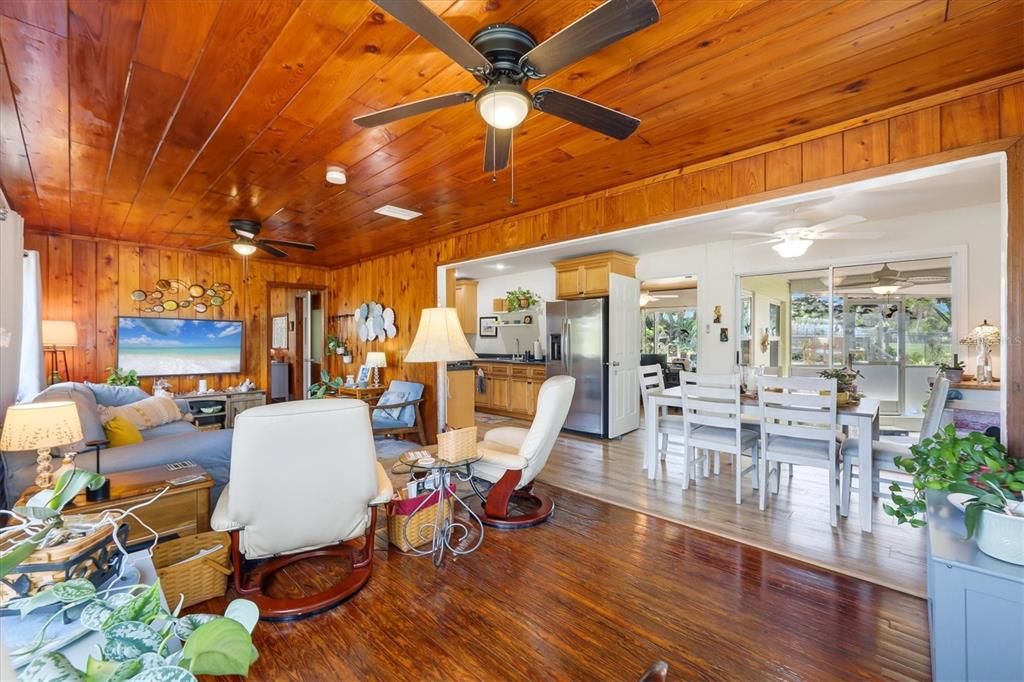 For Sale: $289,900 (3 beds, 2 baths, 1176 Square Feet)