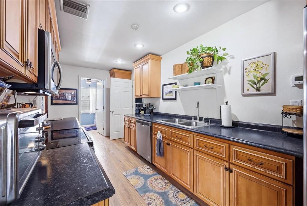 For Sale: $289,900 (3 beds, 2 baths, 1176 Square Feet)