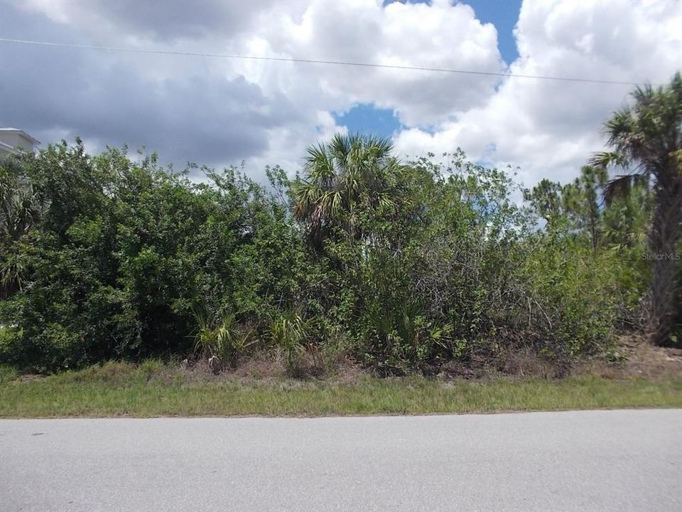 En Venta: $32,900 (0.23 acres)