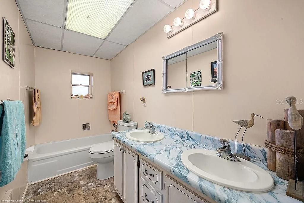 En Venta: $559,900 (2 camas, 2 baños, 2400 Pies cuadrados)