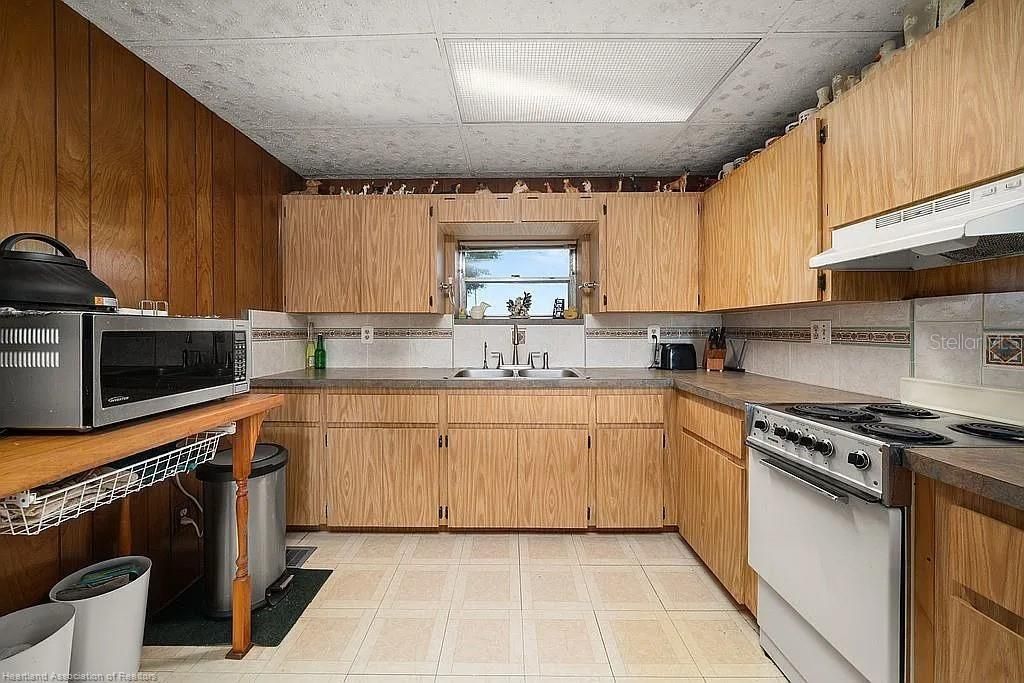 En Venta: $559,900 (2 camas, 2 baños, 2400 Pies cuadrados)
