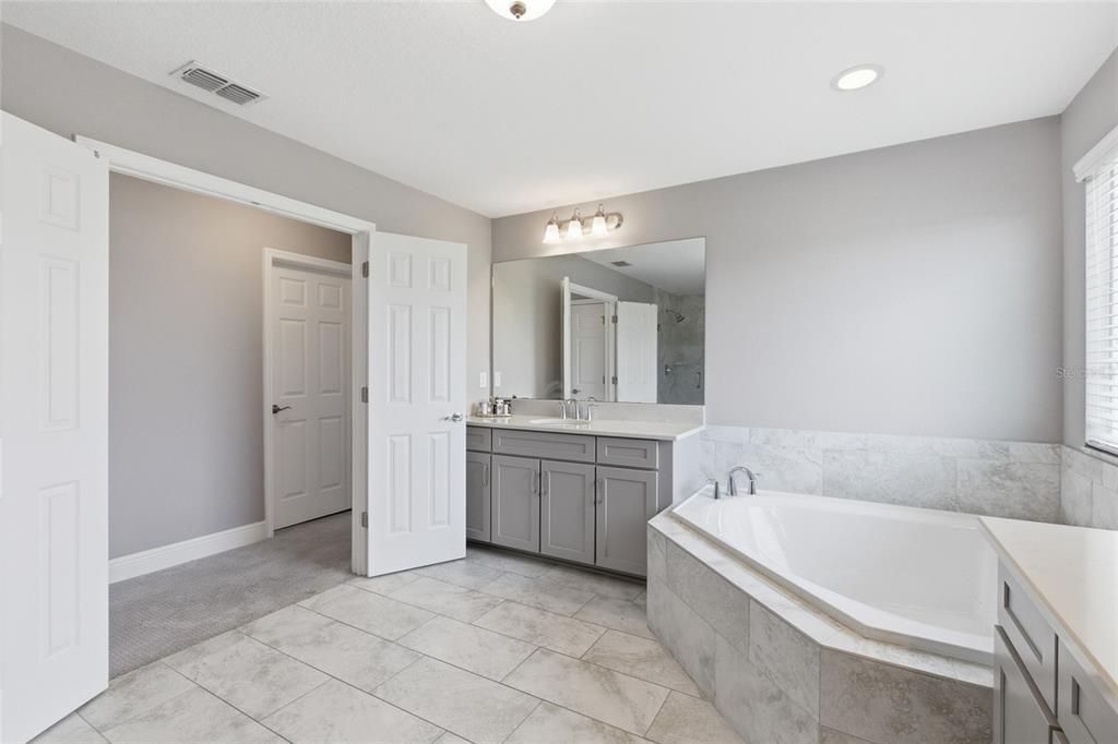 For Rent: $4,500 (6 beds, 4 baths, 4899 Square Feet)