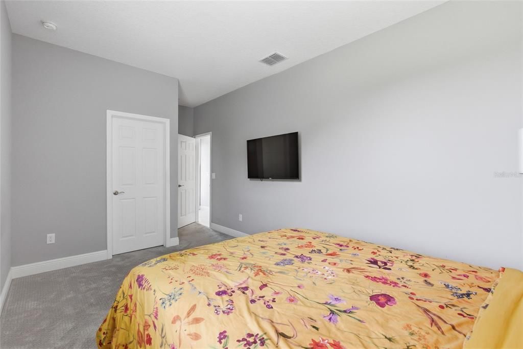 For Rent: $4,500 (6 beds, 4 baths, 4899 Square Feet)