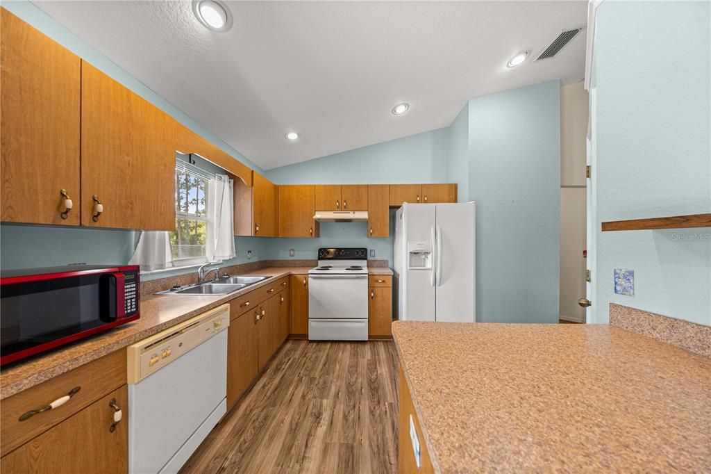 Activo con contrato: $225,000 (3 camas, 2 baños, 1583 Pies cuadrados)