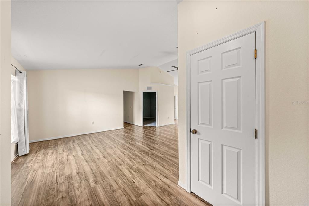 Activo con contrato: $225,000 (3 camas, 2 baños, 1583 Pies cuadrados)