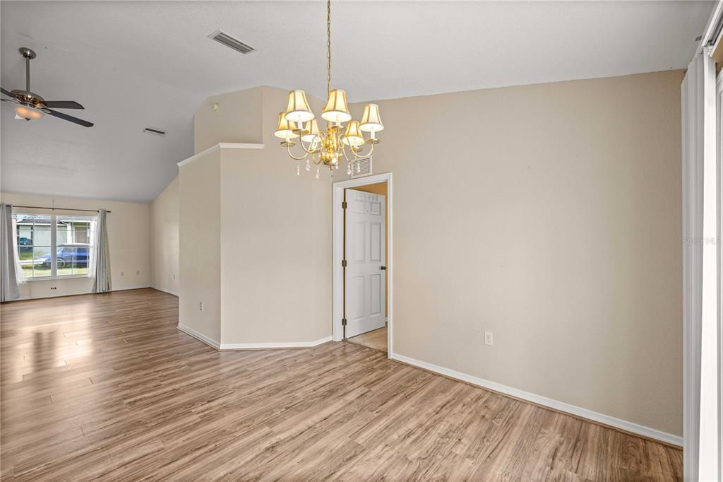Activo con contrato: $225,000 (3 camas, 2 baños, 1583 Pies cuadrados)