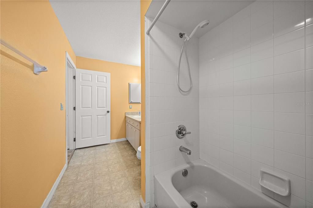 Activo con contrato: $225,000 (3 camas, 2 baños, 1583 Pies cuadrados)