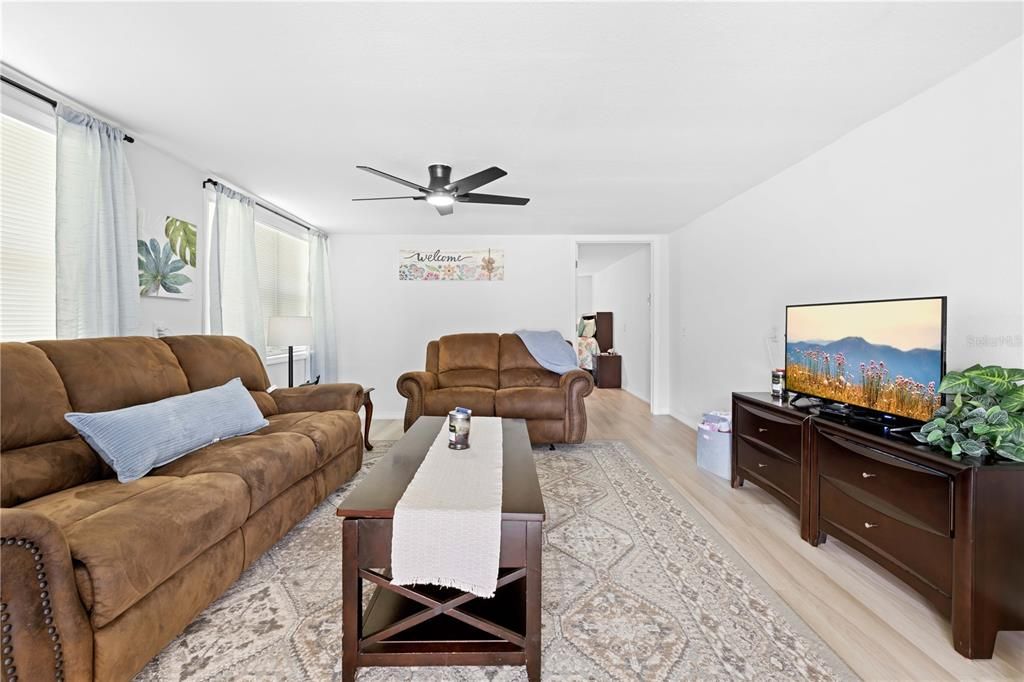 For Sale: $309,900 (2 beds, 2 baths, 1060 Square Feet)