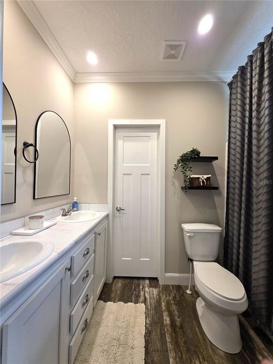 For Sale: $374,900 (5 beds, 3 baths, 2280 Square Feet)